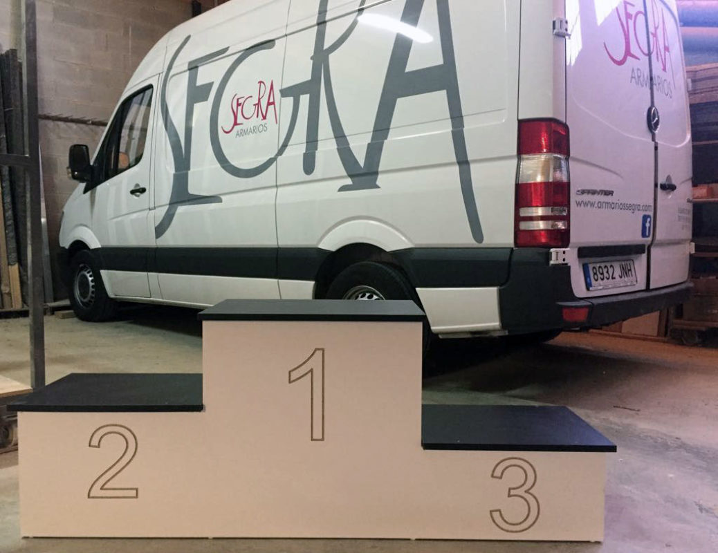 Trofeos de madera y podio para club ciclista