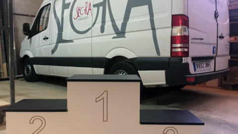 Trofeos de madera y podio para club ciclista