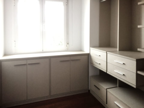 Vestidor en habitación pequeña